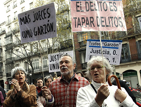 Manifestantes que apoyan al juez, ante la Audiencia Nacional. | Reuters
