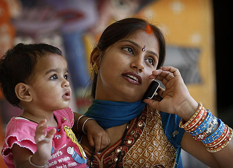 Una joven india habla por teléfono. | AP