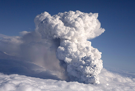 Nube de humo provocada por erupción de un volcán en Eyjafjallajoekull (Islandia). | Reuters