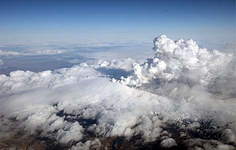 La nube de ceniza volcnica cubre el cielo islands. | Guardia Costera de Islandia