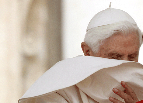 El papa Benedicto XVI, en la plaza de San Pedro. | Reuters
