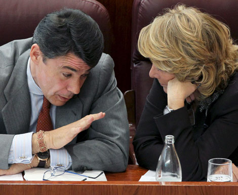 Ignacio Gonzlez conversa con Esperanza Aguirre en la Asamblea. | Efe