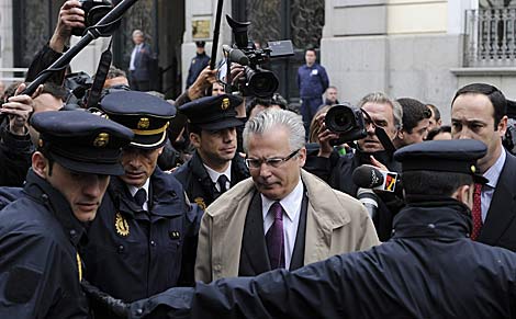 El juez Garzón, ayer, tras declarar casi cinco horas en el Supremo. | AFP