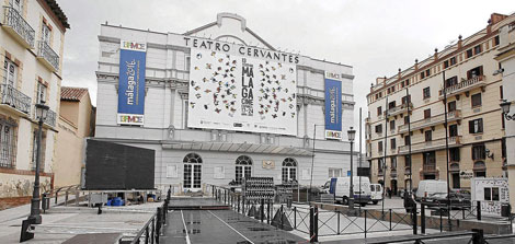 La fachada del teatro Cervantes engalanada para la edicin de este ao. | Jess Domnguez