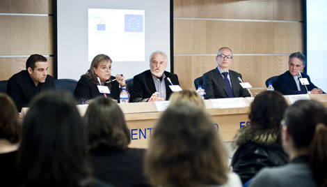 El vicepresidente Miguel Ángel Martínez (centro) presenta la iniciativa. | PE