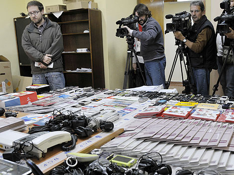 Periodistas tomando imgenes del material aprehendido por la Polica en Cdiz. | Cata Zambrano