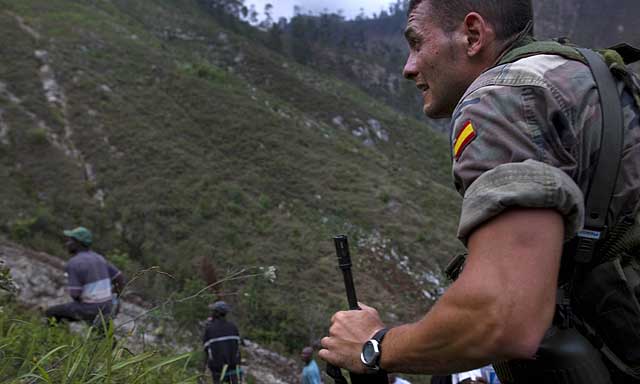 Un soldado español participando en las tareas de rescate de los cuerpos. | AP