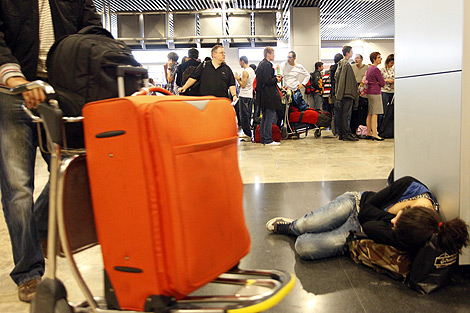 Pasajeros haciendo colas y durmiendo en el aeropuerto. | Carlos Alba