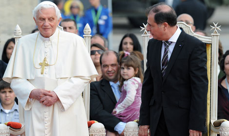 El Papa, junto al presidente de Malta, George Abela, a su llegada a La Valleta. | Afp