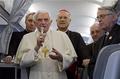 El Papa se dirige a la prensa durante su viaje a Malta. | AP