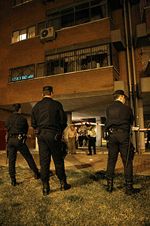 Polica tras un suceso en Villaverde alto. | Gonzalo Arroyo/Archivo
