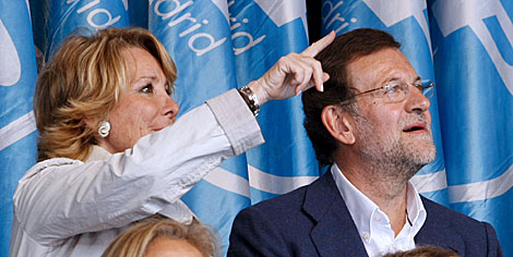 Aguirre con Rajoy, en Legans. | Efe