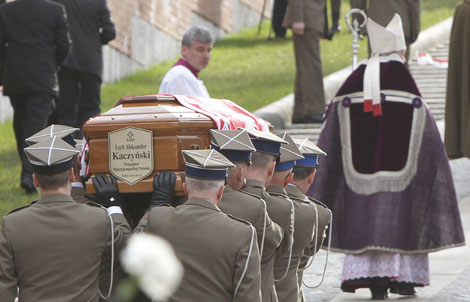 Imagen del cortejo fnebre que traslad el cuerpo del presidente polaco a Wawel. | Ap