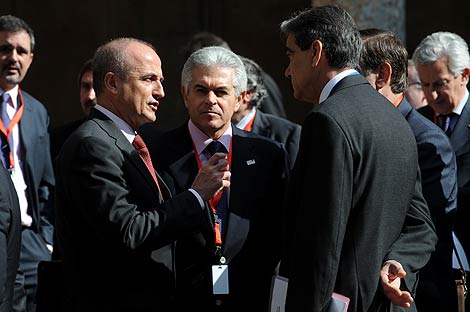 Sebastian junto a Ros conversan con el ministro griego Nicolaos Sifounakis. | Jess Garca Hinchado