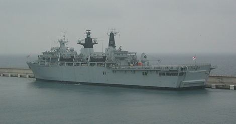 El 'HMS Albion' de la Marina britnica, atracado en Ibiza, en una imagen reciente.