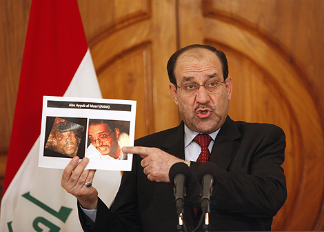 Al Maliki muestra la foto de los terroristas. | Afp