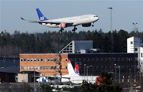 El primer avión que ha aterrizado en Estocolmo. | AP
