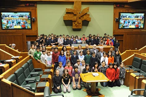 Los 75 escolares posan junto a los componentes de la Mesa del Parlamento. | Nuria Gonzlez