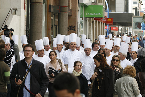 La comitiva de pasteleros recorre la avenida de Maissonave, en el centro de Alicante. | R.P.