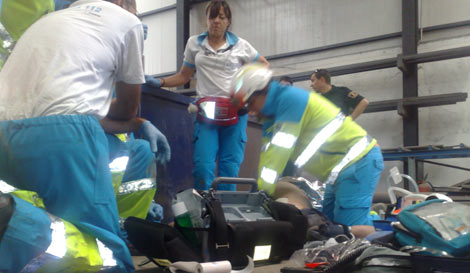 Los servicios de Emergencia atendiendo al trabajador accidentado. | Comunidad de Madrid