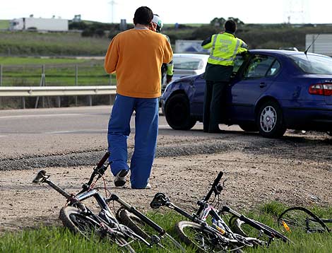 Un turismo arrolla a dos niños ciclistas en la carretera Nacional 620 ...