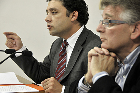Rafael Velasco, en rueda de prensa, junto a Francisco Gonzlez Cabaa. | Cata Zambrano