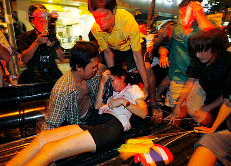 Una mujer herida en las explosiones que sacudieron la zona financiera de Bangkok. | AP