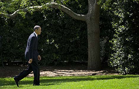 Obama camina en el jardn de la Casa Blanca. | AFP