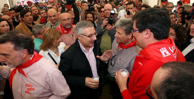 El ministro de Fomento Jos Blanco conversa con scar Lpez en la caseta del PSOE. | Ical