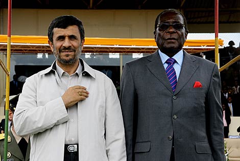 El presidente iran, Mahmud Ahmadineyad, y su homlogo zimbabuense, Robert Mugabe. | AFP