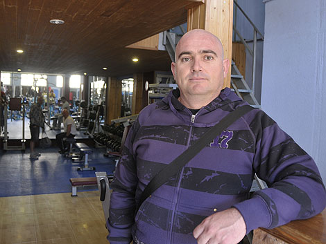 Vctor Manuel Falcn, en su gimnasio, donde ha eliminado la msica de las clases. | Cata Zambrano