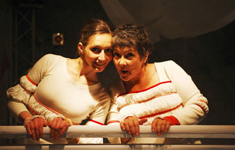 Roxane Defevere y Pascale Dumoulin, durante el espectculo. | Teatro Fernn Gmez