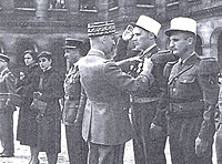 El General Zeller condecora a Giorgio Muzzati en el patio del palacio de Los Invlidos de Pars en 1955 tras su actuacin en Indochina | E.M.