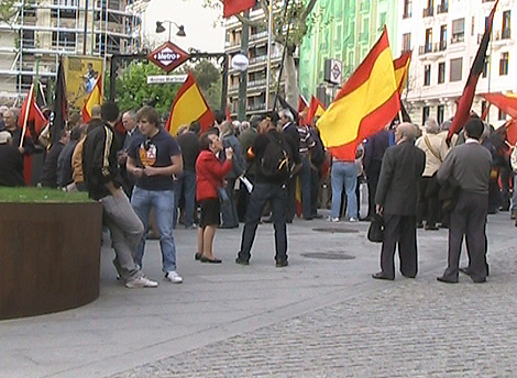 Asistentes a la manifestacin de la Falange, en Alonso Martnez. | Ricardo Domnguez