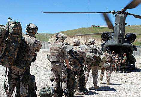 Militares espanoles esperan para subir a un helicoptero Chinook de EEUU, en Qala-e-naw. | M. BERNABE