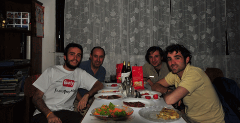 Juan Carlos y sus amigos de cena en Khatmand. | Foto: JCC