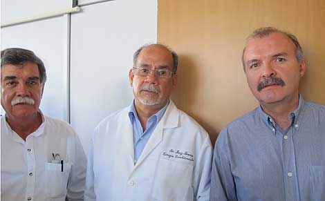 Tres de los médicos que intervinieron a Tomás en México. | J.García