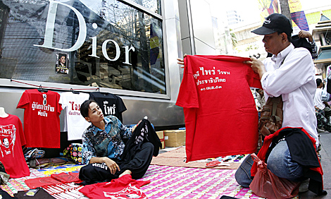 Compraventa de camisetas ante la una tienda de Dior en Bangkok. | Reuters