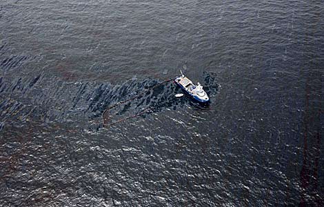 Un barco con una bomba de petrleo trata de contener el escape de combustible. | G. H. | AP