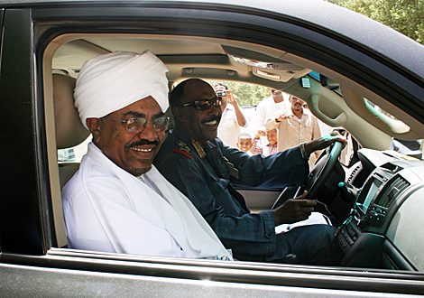 Omar al Bashir sale de una mezquita a principios de abril, en Jartum. | AP