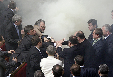 Los parlamentarios ucranianos llegan a las manos. | Reuters