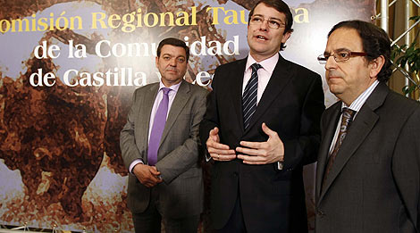 El consejero Maueco entre dos de los miembros de la Comisin Taurina. | E. Carrascal
