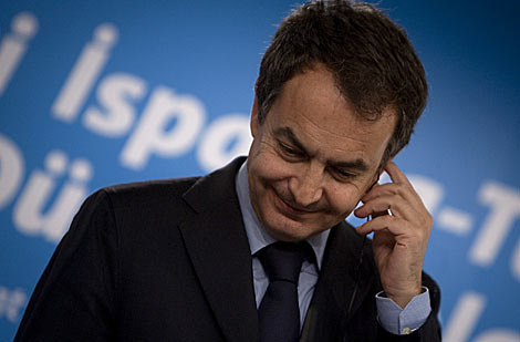 Zapatero se ajusta el auricular en una rueda de prensa con su homlogo turco. | Alberto Di Lolli