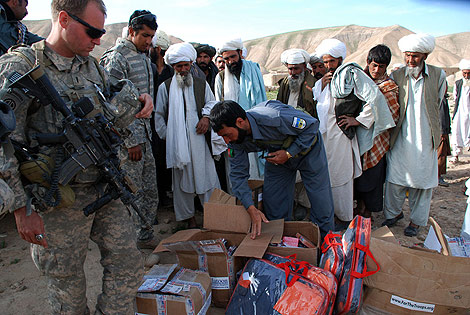 Militares estadounidenses reparten ayuda humanitaria en Muqur. | M. Bernab