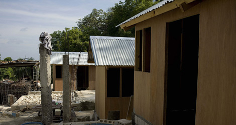 Viviendas provisionales en construccin en Puerto Prncipe. | Efe
