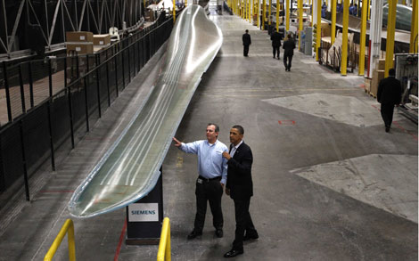 El presidente Obama, en una visita a una fbrica de turbinas elica en Iowa. | Reuters