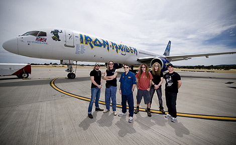 La banda inglesa Iron Maiden bajo el avin que pilota Bruce Dickinson.
