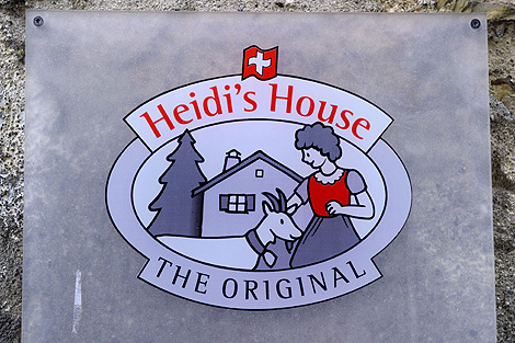 Cartel de la Casa de Heidi, una atraccin turstica en Suiza. | AFP