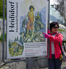 Una turista japonesa, con un cartel de Heidi. | AFP