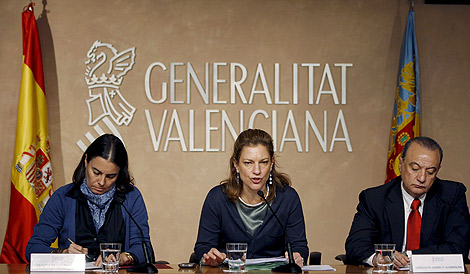 Snchez de Len (centro), junto a la abogada general de la Generalitat, Isabel Villalonga, y el Interventor general, Salvador Hernndez. | Foto: Efe